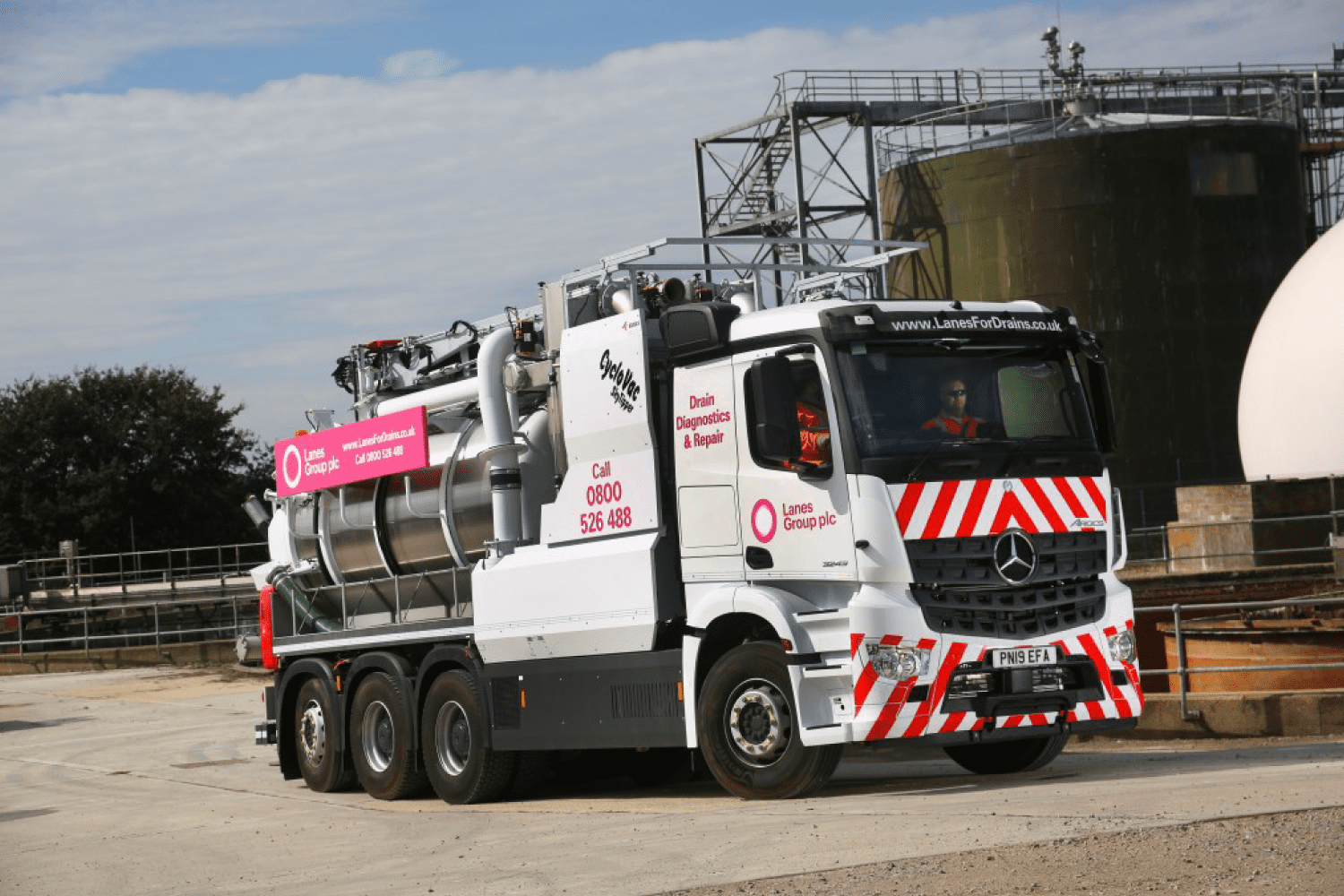 Manoeuvrable-Mercedes-Benz-Arocs-vacuum-tankers-clean-up-for-Lanes-Group-Plc-gallery-03