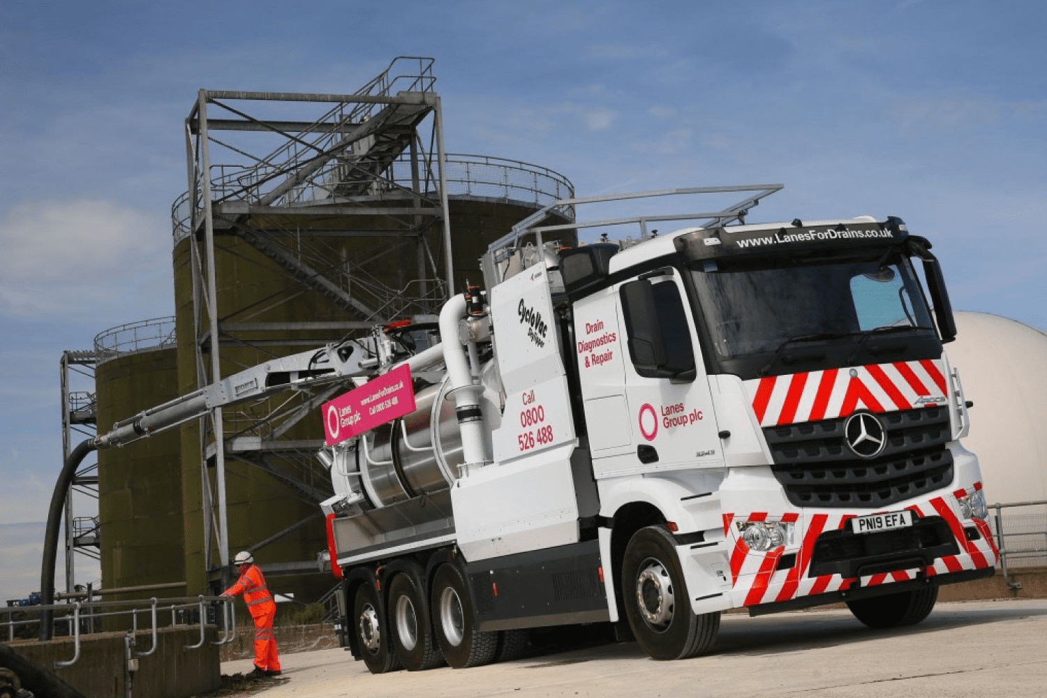 Manoeuvrable-Mercedes-Benz-Arocs-vacuum-tankers-clean-up-for-Lanes-Group-Plc-gallery-02